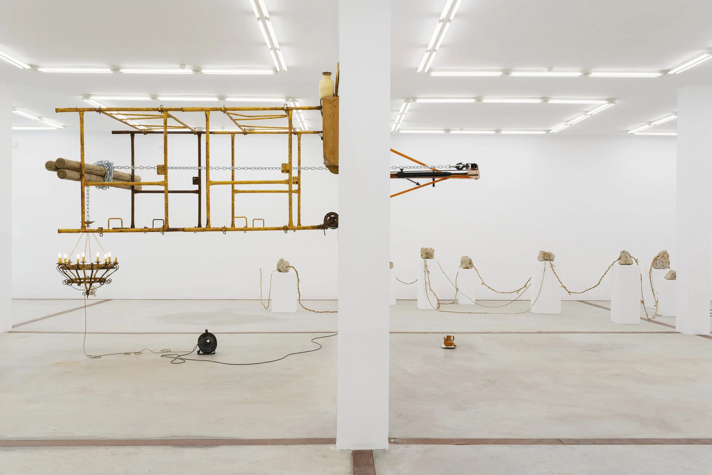 "La casa llena de pájaros y la cabeza sin barrer" es una exposición donde participan Alejandro Almanza Pereda, Cynthia Gutiérrez y Claudia Peña Salinas como resultado de la residencia CCAndrax.