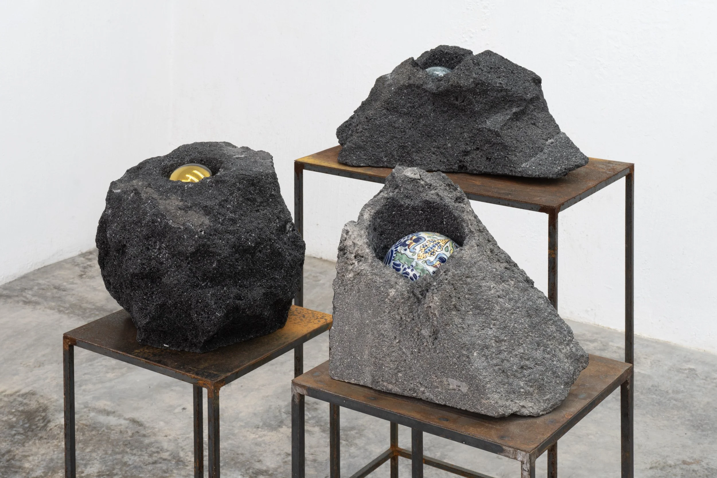 Preludio I, III, XVII, 2020-2021. Conjunto de tres rocas volcánicas, esferas artesanales de vidrio soplado y cerámica, bases de hierro.