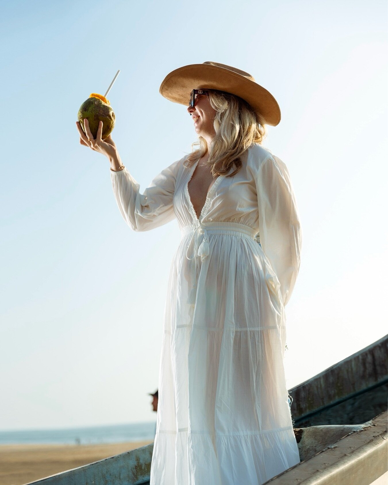 Coconut on the beach 🤍🌴🥥

#clearquartz #oraganiccotton #startup #fashion