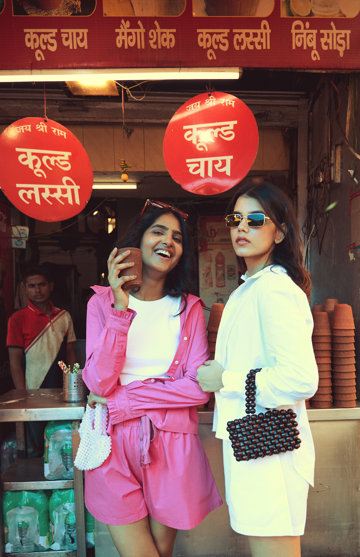 Delhi-Shooting_2-Models-vor-Chai-Cafe.png