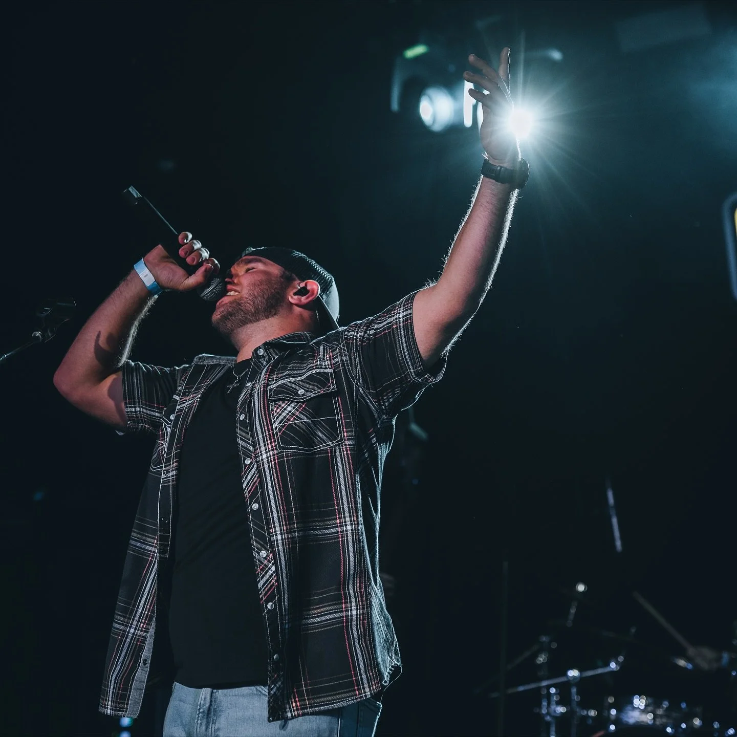 There is NO greater feeling than THIS! 🔥 Here are some more shots from my album release party two weeks ago! Catch you next week in Atlantic City, NJ on 11/21 @ 7 PM ET! Ticket link on my website!

📸: @wessharpeshots
#HoldynBarder #CountryMusic #EX