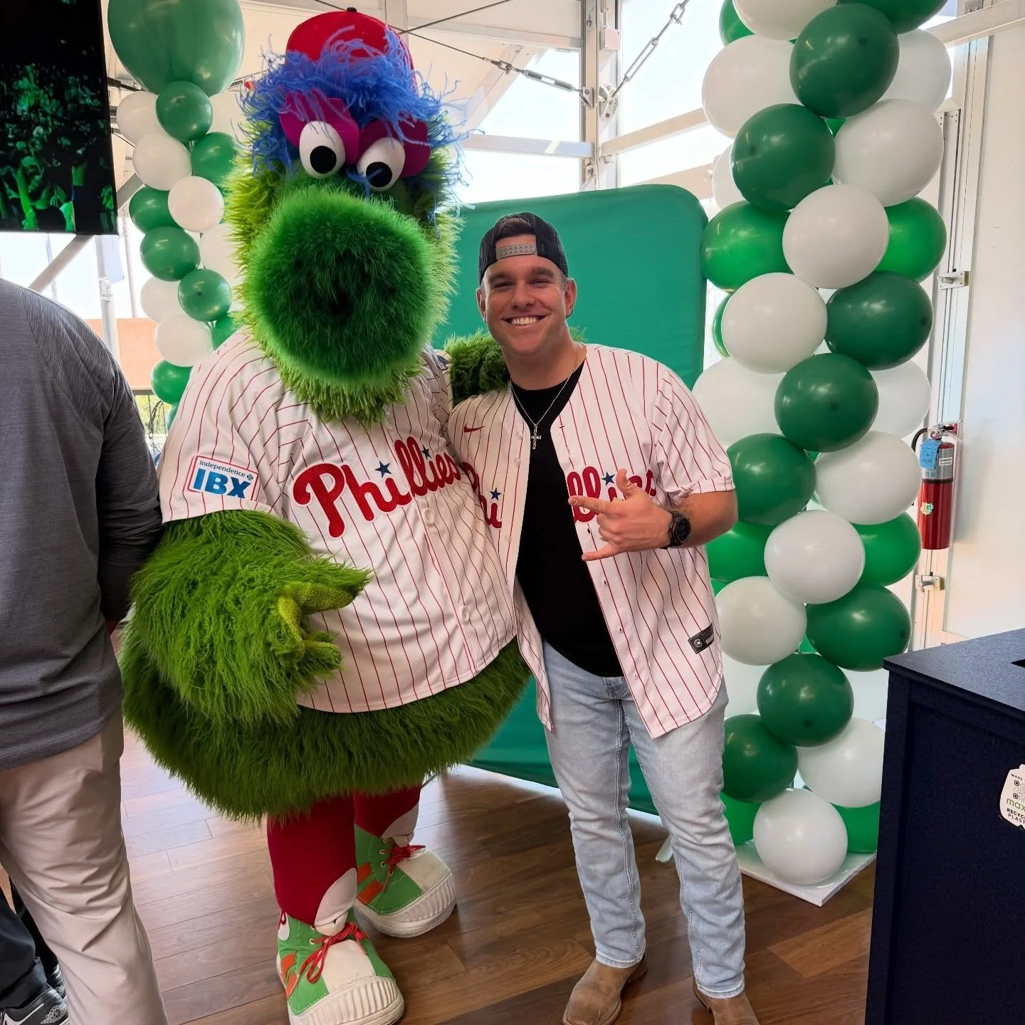 A BIG thank you to the @Phillies and @CitizensBank for having us party with y&rsquo;all on Opening Day! Let&rsquo;s get a World Series this year! 🏆

#OpeningDay #Phillies #MLB #RingThatBell #HoldynBarder
