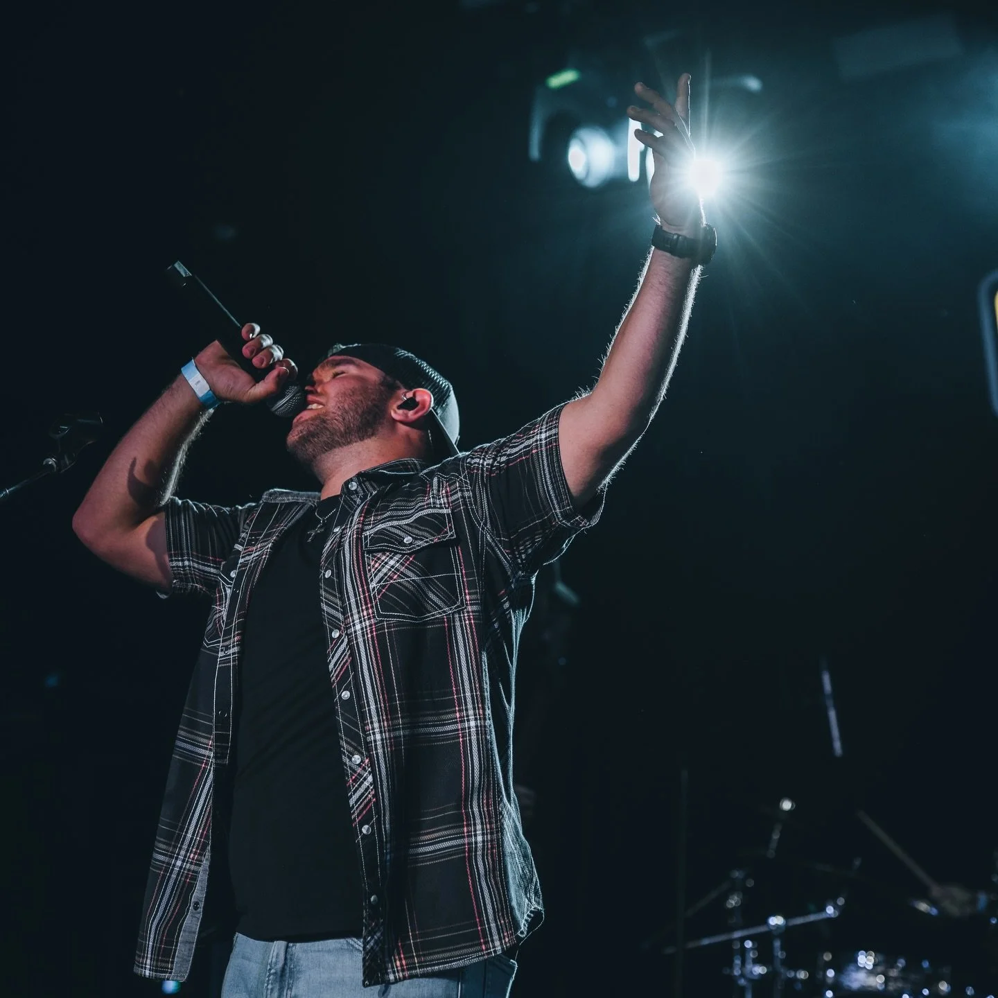 Let&rsquo;s get this show on the road and kickoff the year with a bang. See you this weekend, Houston! 🔥 It&rsquo;s been 27 LONG years!

📸: @wessharpeshots
#HoldynBarder #Houston #CountryMusic #ConcertPhotography