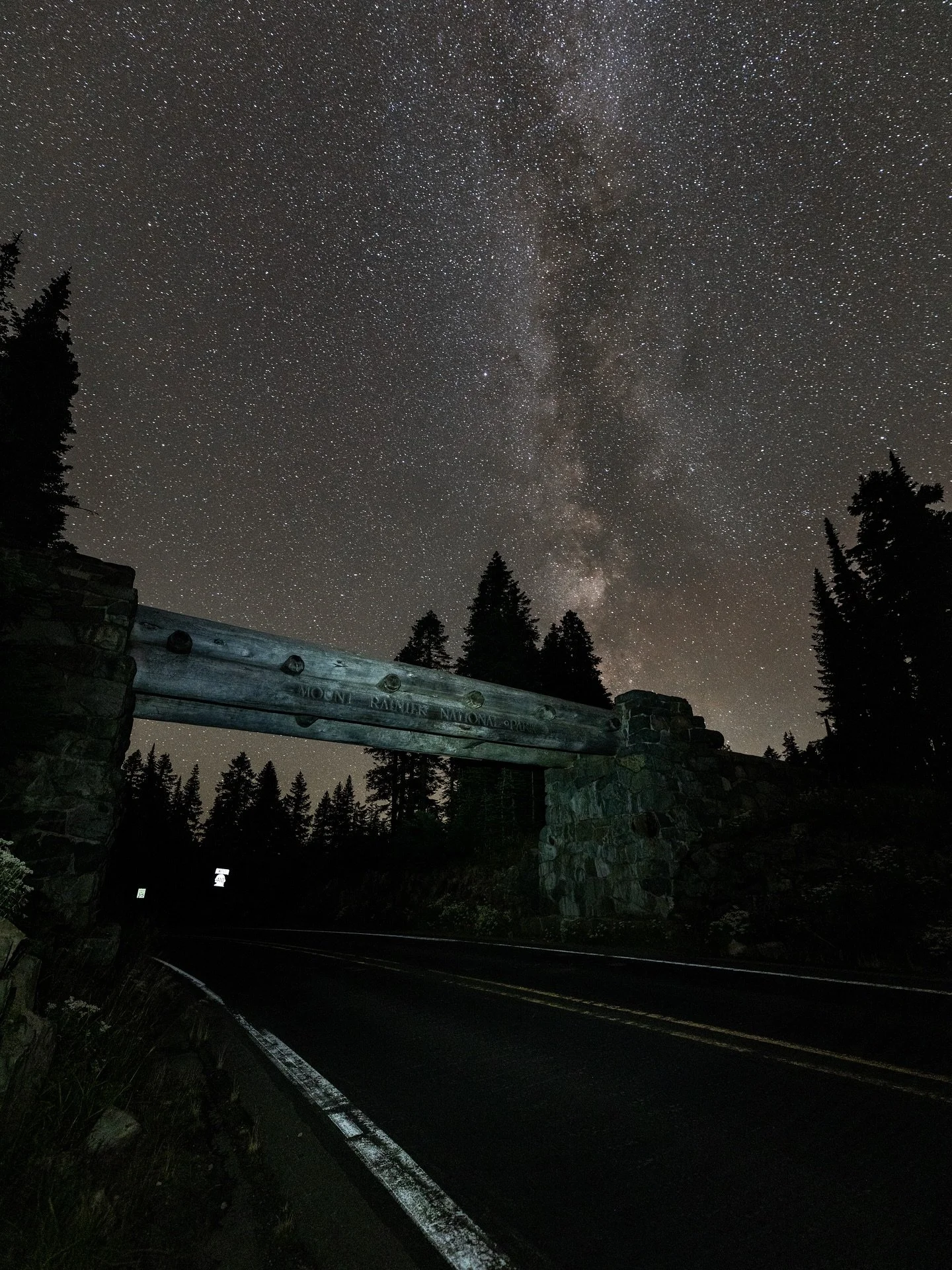 Views from a calm, crystal-clear night in late September. 

#astrophoto #rainier #twan #alpine #milkeywaychasers