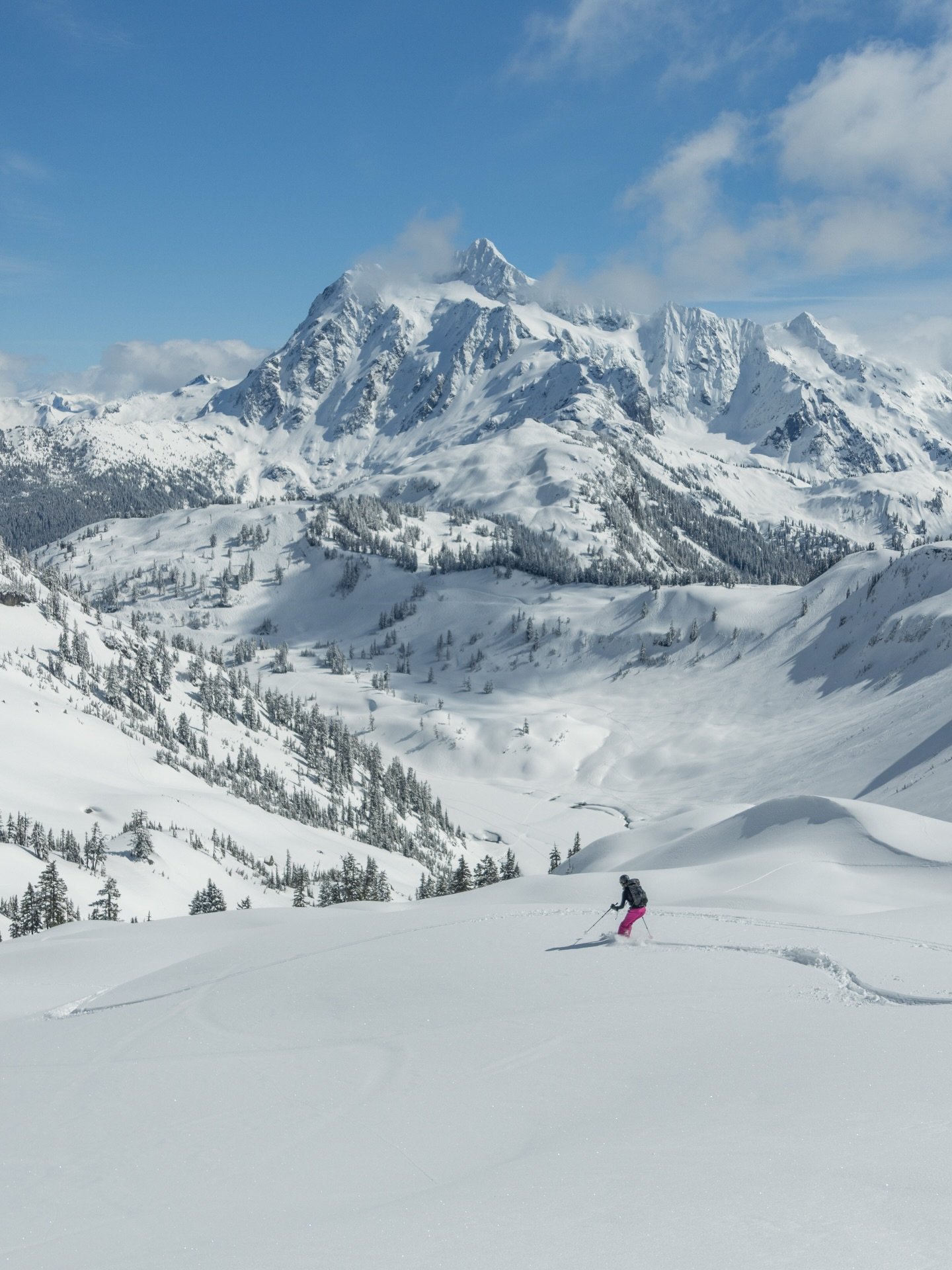 I got to get out and do mountain stuff AND see my favorite mountain. Basically felt like my birthday. 

#Mountains #pow #backcountryskiing