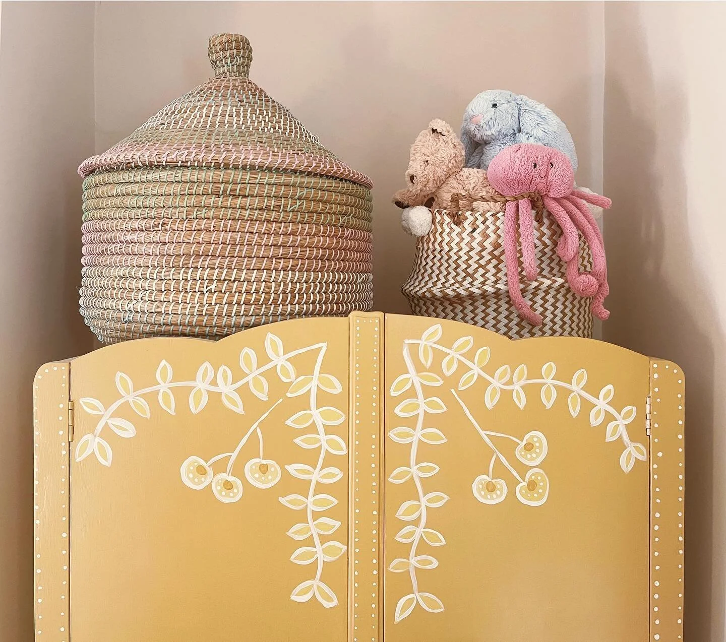 A little corner of a nursery in Tunbridge Wells, scallop wardrobe sourced by me and painted by @josephineblanchardinteriorart 💛 💛 💛