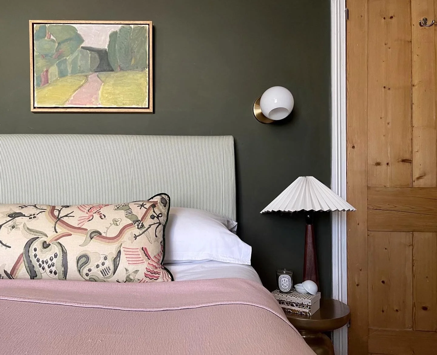 Vintage art, reupholstered bed frame, bolster cushion made from remnants ♻️ always a win when we can reuse existing items and avoid waste 💚