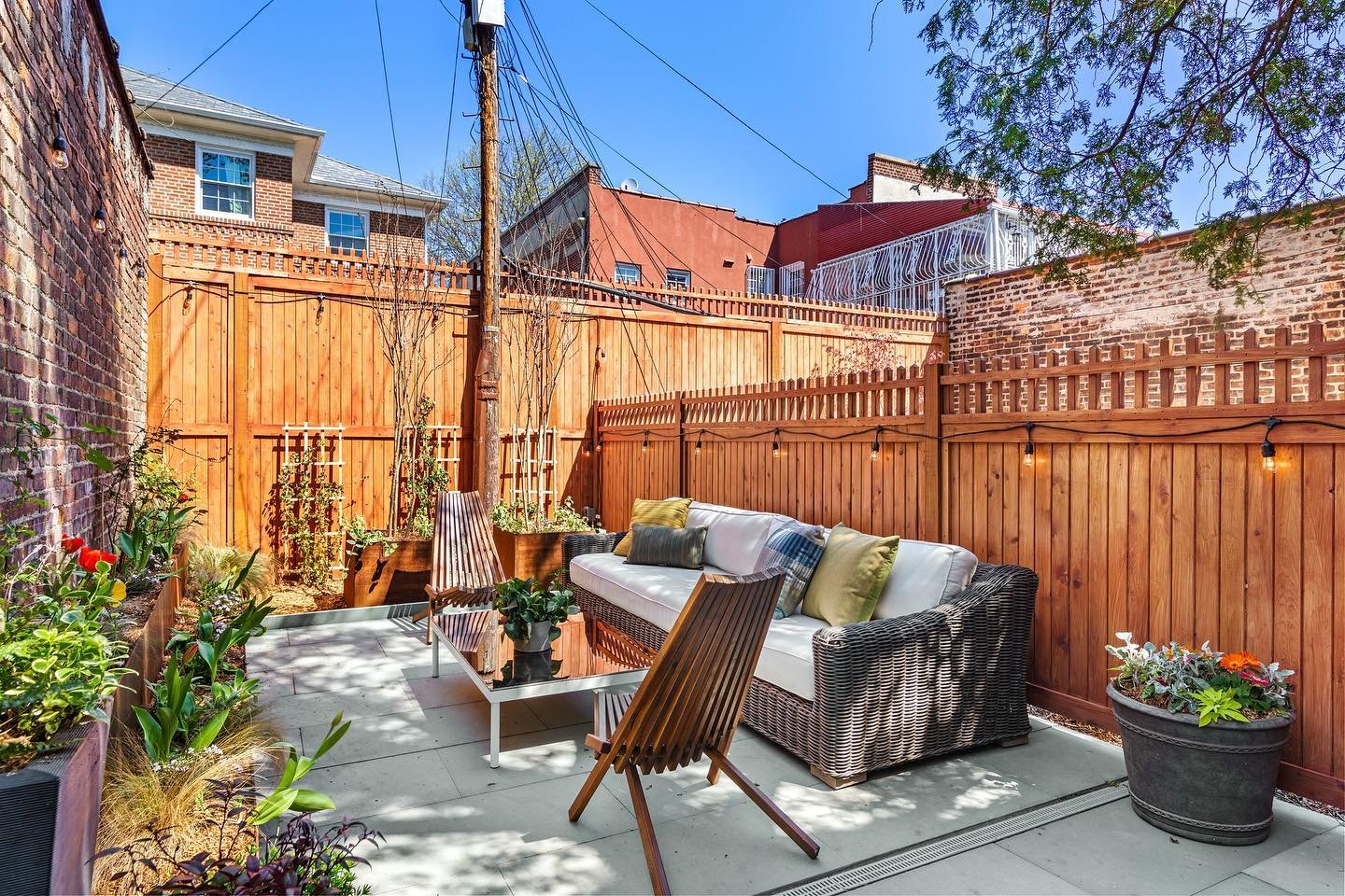 This just in from @michael_petrosino and team 📸😍

Spring is upon us, which means outdoor staging galore!! Let&rsquo;s take advantage of your patios, sun decks, rooftops, all ☀️

109 Midwood was such a fun and BRIGHT space. We brought in our own sun
