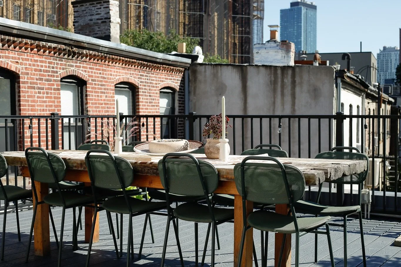 It&rsquo;s a party in the skies from 124 Dekalb&rsquo;s TWO rooftop terraces. It just gets better with every step 😍 

Agent: @melissaleifer_nyc 
Asking: $4.45M

#homestagingworks #apartmentstagingnyc #homestagingnyc #brooklynhomestaging #patiodesign