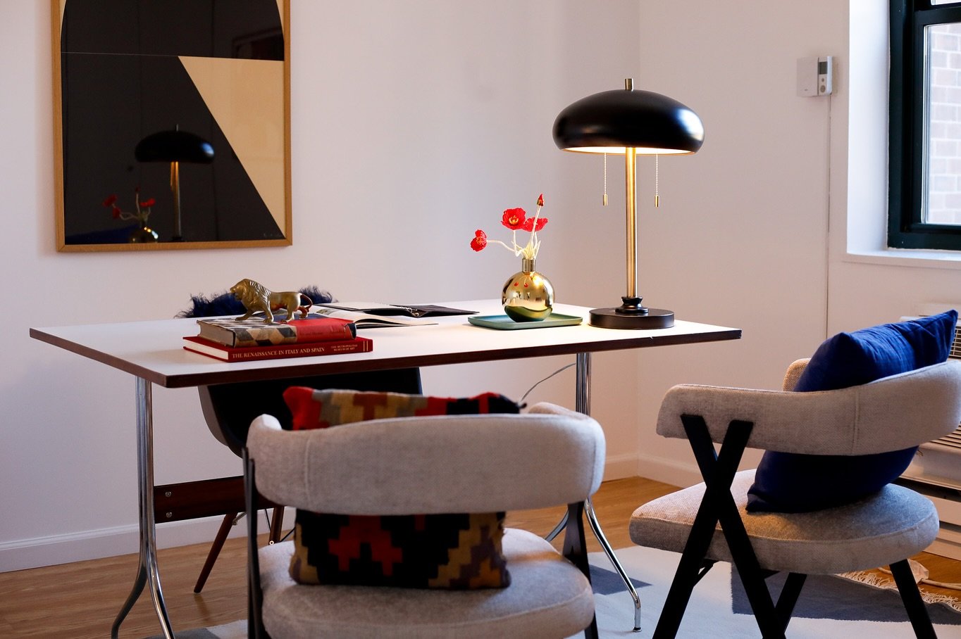 From bed to the office in 5 steps flat&hellip; rainy days are here again🌦️ 

#homestagingworks #homeofficeideas #homeofficedecor #apartmentstaging #realestatenyc