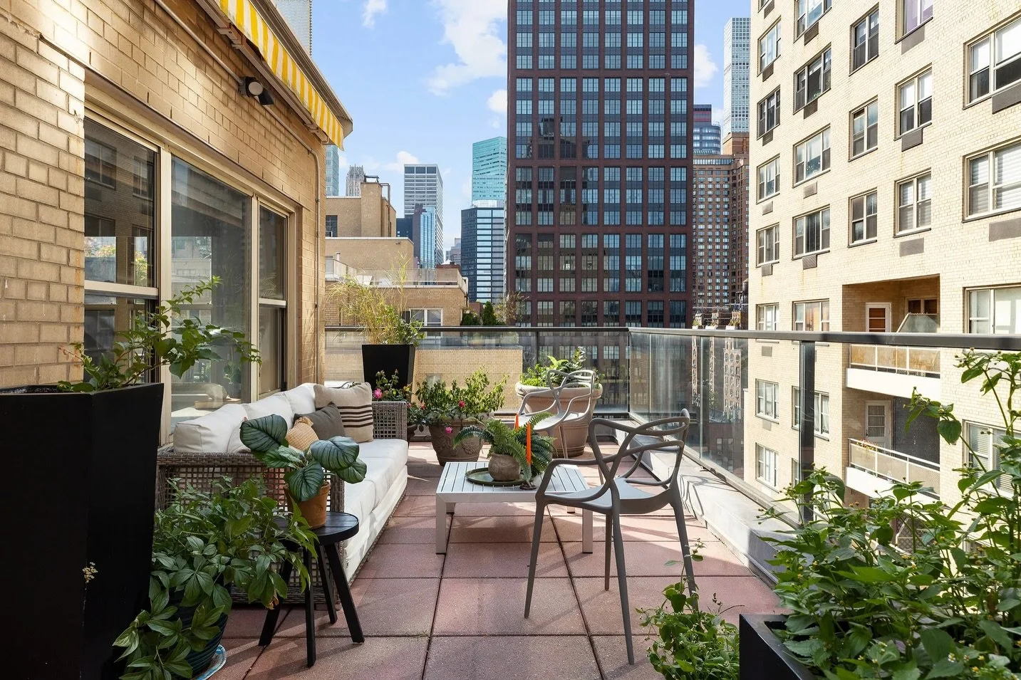 Every now and then we get to spend the day styling homes with outdoor space 😍

Faux foliage blends seamlessly with the seller&rsquo;s existing greenery, and furniture grounds the space without feeling too heavy. 

Our design inside is bright and air