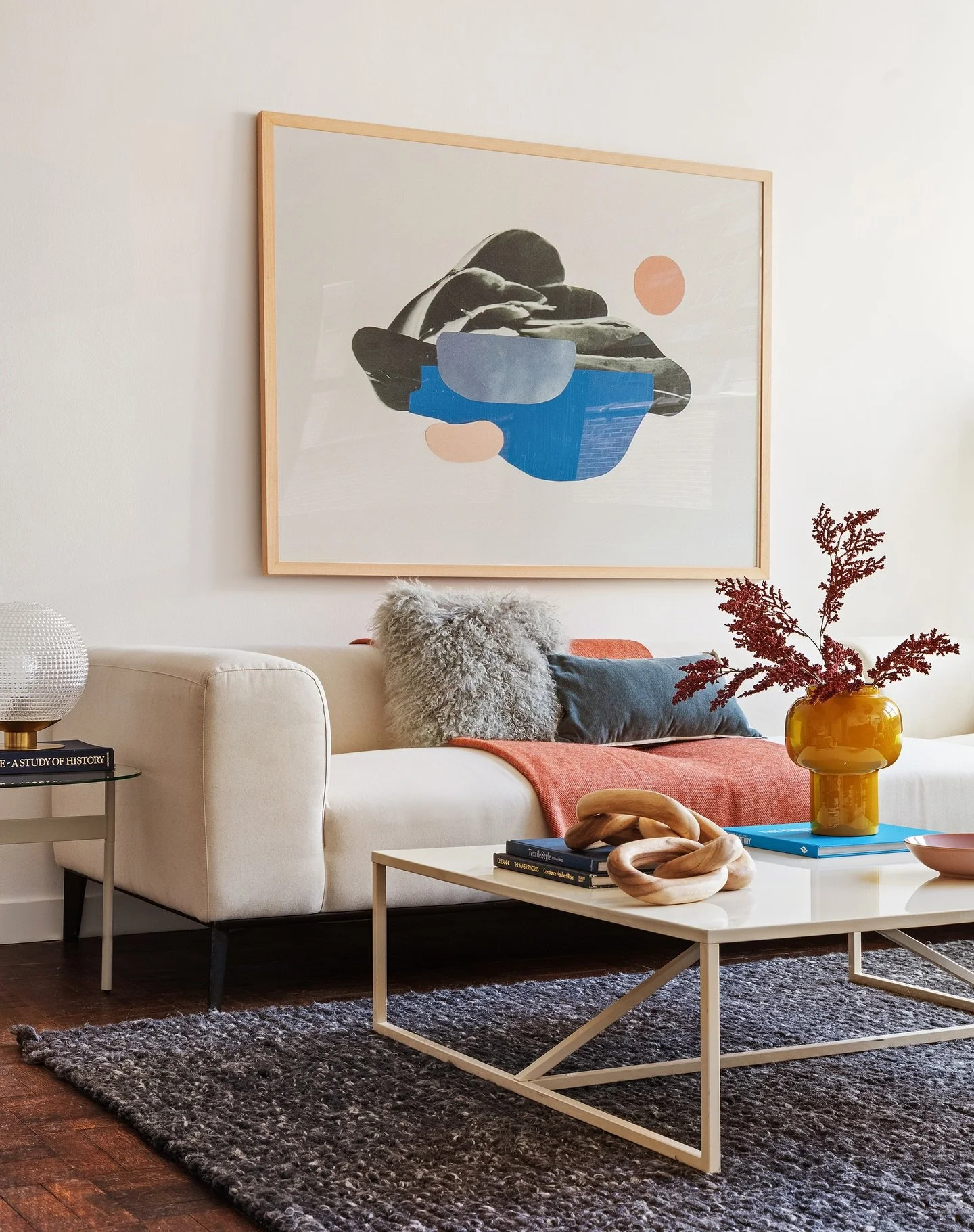 📸 CLOSE UP 📸

Texture tells a story before buyers ever read the listing. 

A thick rug, layered sofa textiles, and natural accents on the table make the space feel lived-in, comfortable, and inviting. 

Buyers imagine slow mornings, cozy evenings, 