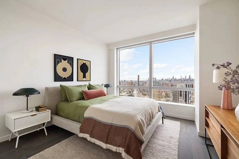 Same palette, 5 ways 🌱🍊🥝🧶🧩

The best thing we ever did was ditch white comforters. We use color everywhere in our designs - why not in the bedroom, too??

#bedroomdecor #homestagingworks #homestagersnyc #apartmentstagingnyc