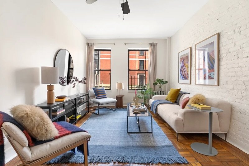 These before and afters show the power of depersonalizing and vacant staging 🛋️

Both versions of the home are FULL of color and character, but ONE version speaks to a broader audience and doesn&rsquo;t let personal tchotchkes clutter the buyer&rsqu