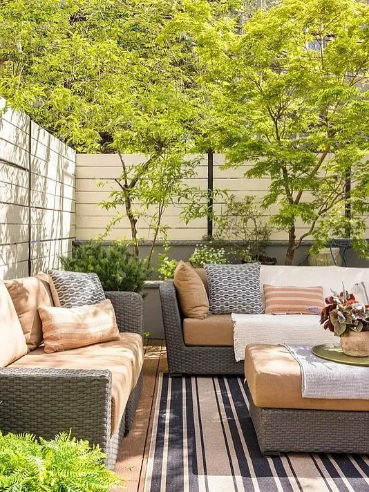 A summer oasis, in contract after 29 days 🥹☀️🌱

Address: 578 Lafayette Ave
Agent: @blumsteinteam 
Asking: $2.595M

#partialstaging #stagingnyc #apartmentstagingnyc #homestagingworks #nycbackyard