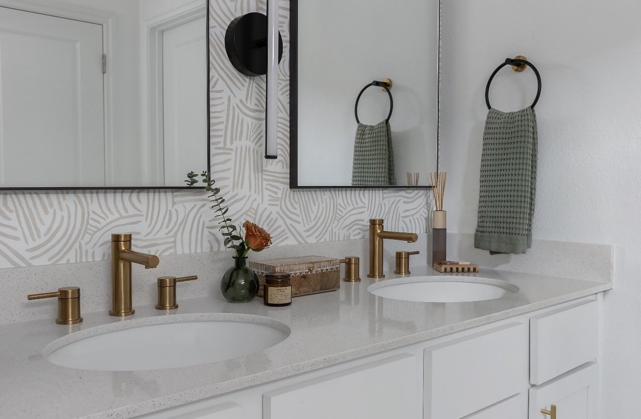 Can&rsquo;t go wrong with wallpaper above a bathroom vanity! It always makes a big impact when added to a super simple space.

Photo by: @cateblackofficial 

#wallpaper #bathroomdesign #bathroomremodel #bathroominspiration #bathroomrenovation #austin
