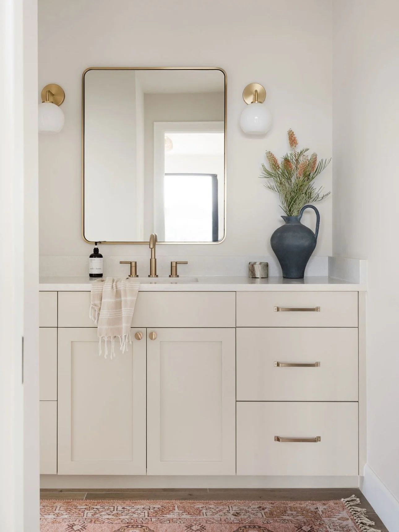 I love the simplicity of this guest bath. It just feels so fresh and timeless and peaceful. Also, can we talk about that shower wall tile?👌

Photo by: @madelineharperphoto