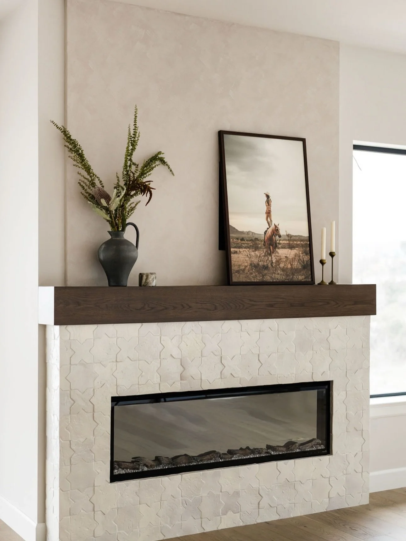 Never gonna get over this fireplace. That handmade tile by @clayimports is definitely the star of the show!🤩

Photo by: @madelineharperphoto