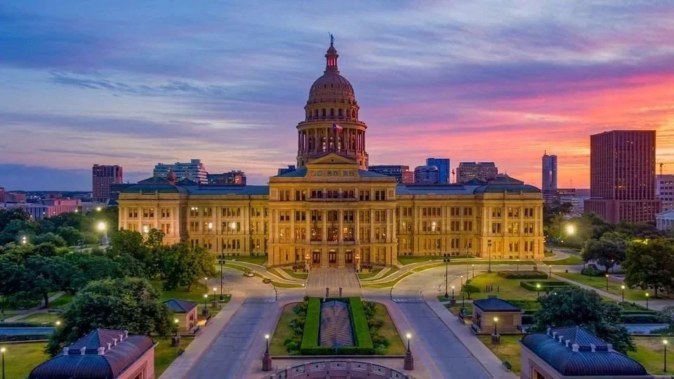 texas-state-capitol-building-and-outdoor-rotunda.jpg
