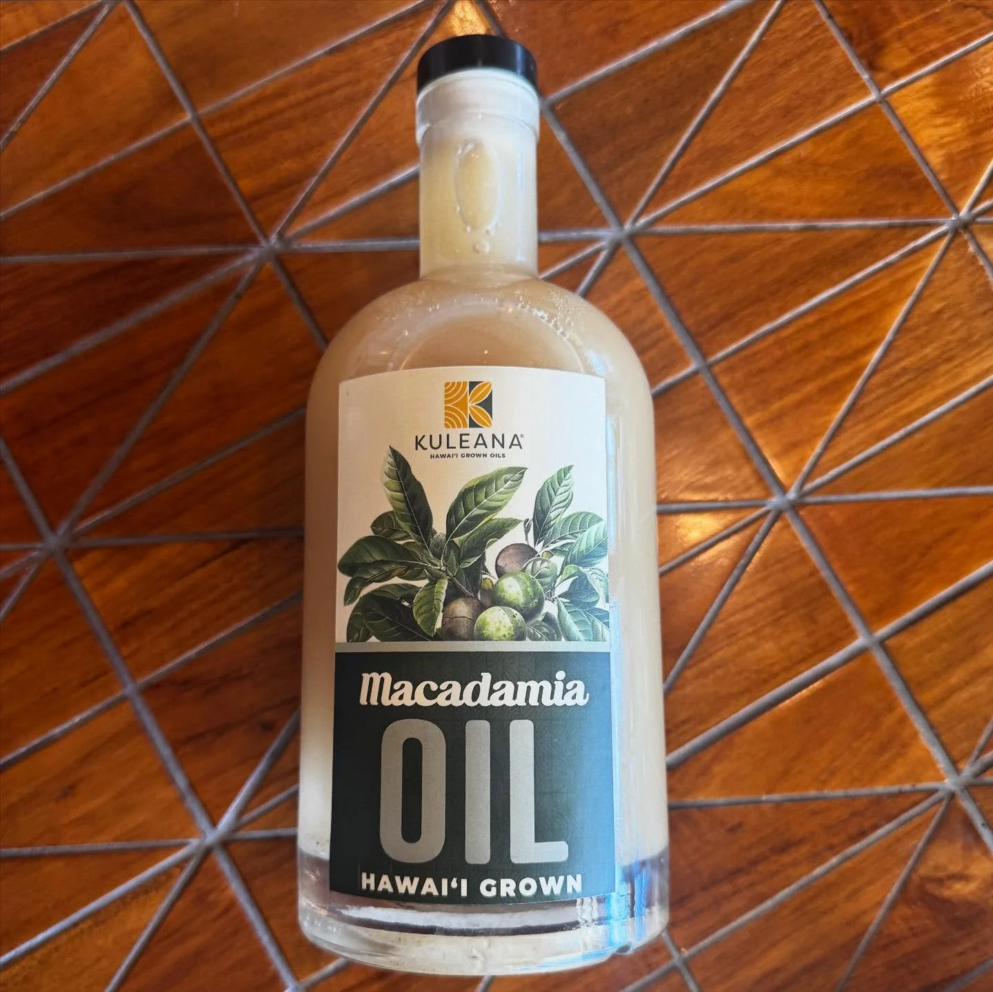 Macadamia Nut olio nuovo is here!! This is the first press of the season @kuleanahawaiioils fresh, unfiltered macadamia nut oil. The flavor is crisp, a bit sweet, yet punchy. To showcase the oil, I riffed on an Italian classic fettunta, which transla