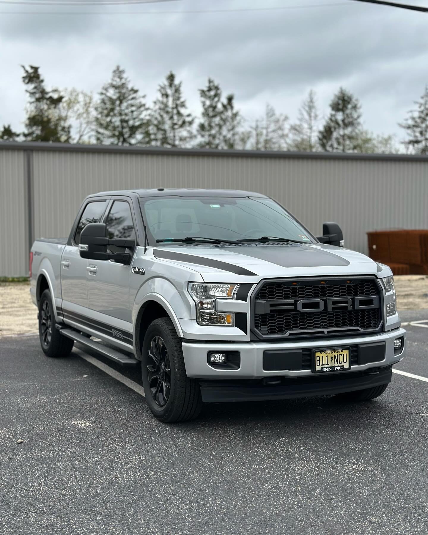 Protect Your Investment &trade;️

This Ford F-150 wanted the top half of their roof wrapped black to line up with the bed cover and match the hood stripes. This gives the truck a clean OEM+ look 👌

🔽 Find Us Here 

📱 (609) 287-8944
📧 shinepronj@g