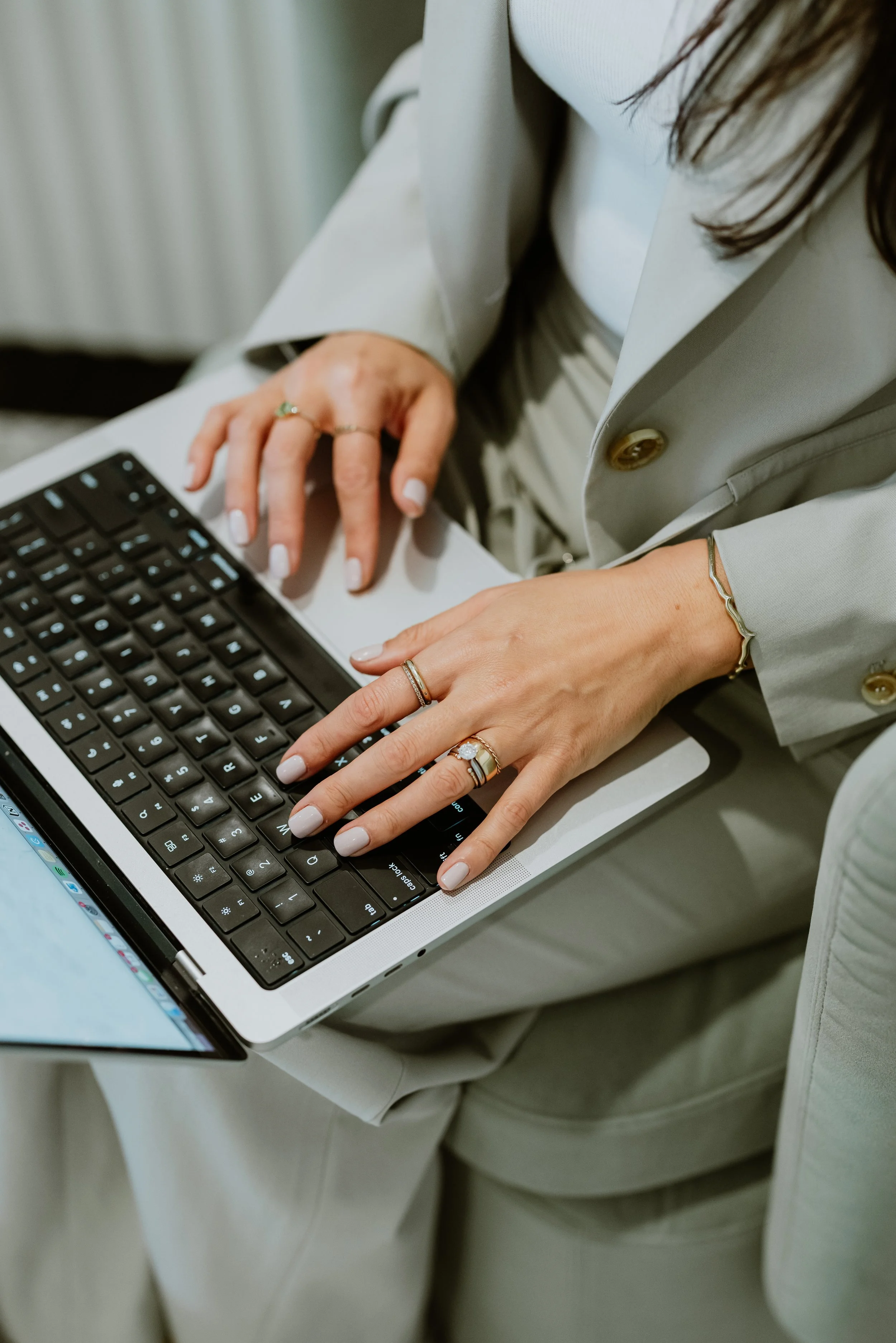 Building a Strong Brand Identity:  5 Tips from a Seasoned Marketing Consultant