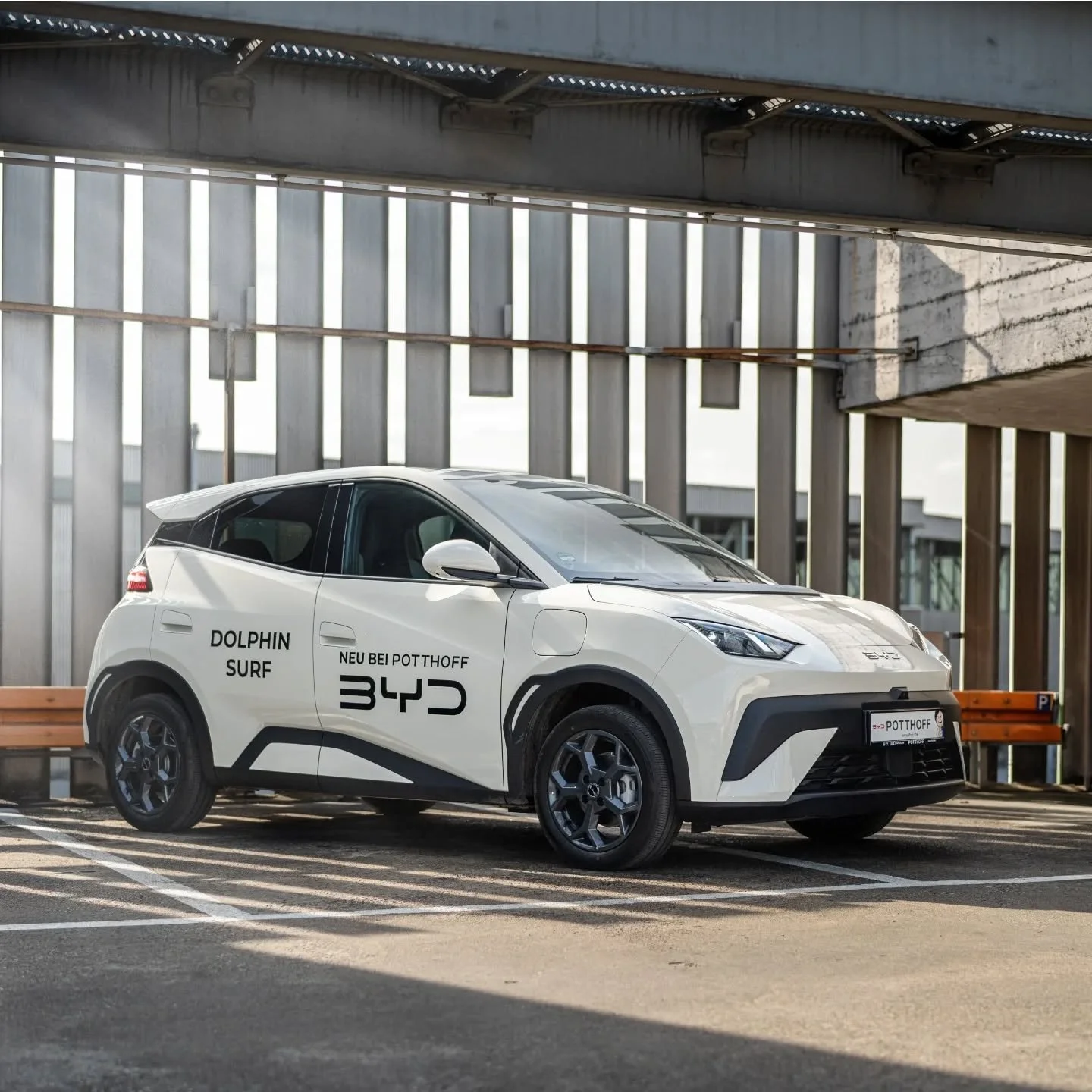 15,6 kWh/100km (komb.), 0 g/km (CO2-Emissionen komb.), CO2-Klasse A

BYD DOLPHIN SURF
Das kompakte Elektroauto f&uuml;r die Stadt

@byd.deutschland 
@byd_global 
@byd.europe