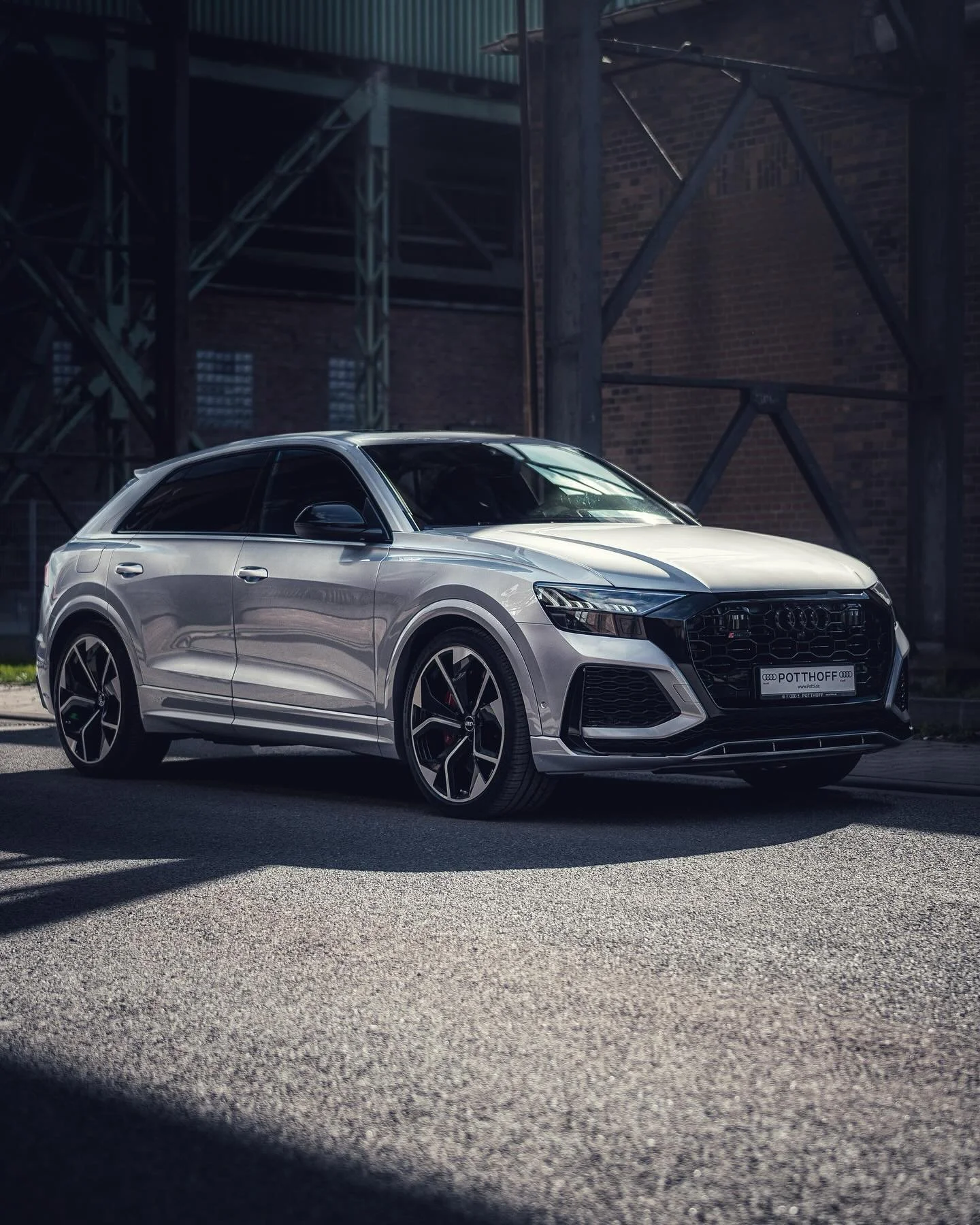 [Kraftstoffverbrauch kombiniert: 12,3&ndash;12,1 l/100 km CO₂-Emissionen kombiniert: 281&ndash;276 g/km]
.
Performance trifft auf Alltagstauglichkeit.  Der Audi RS Q8. 
.
📷@dittrich.florian 
.
#audi #rsq8 #q8 #rs #audination #audilove #audisport #au