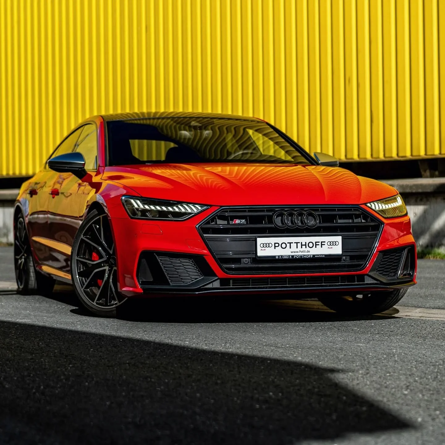 CO2-Emissionen1: 285&ndash;272 g/km (WLTP)Kraftstoffverbrauch kombiniert1: 12,6&ndash;12,0 l/100km (WLTP)
.
Performance is an attitude.
#s7
📸@dittrich.florian 
.
#audi #rs7 #audilove #audirs7 #audilove #audiquattro #quattro #rs6 #rs3 #nrw #Dortmund 