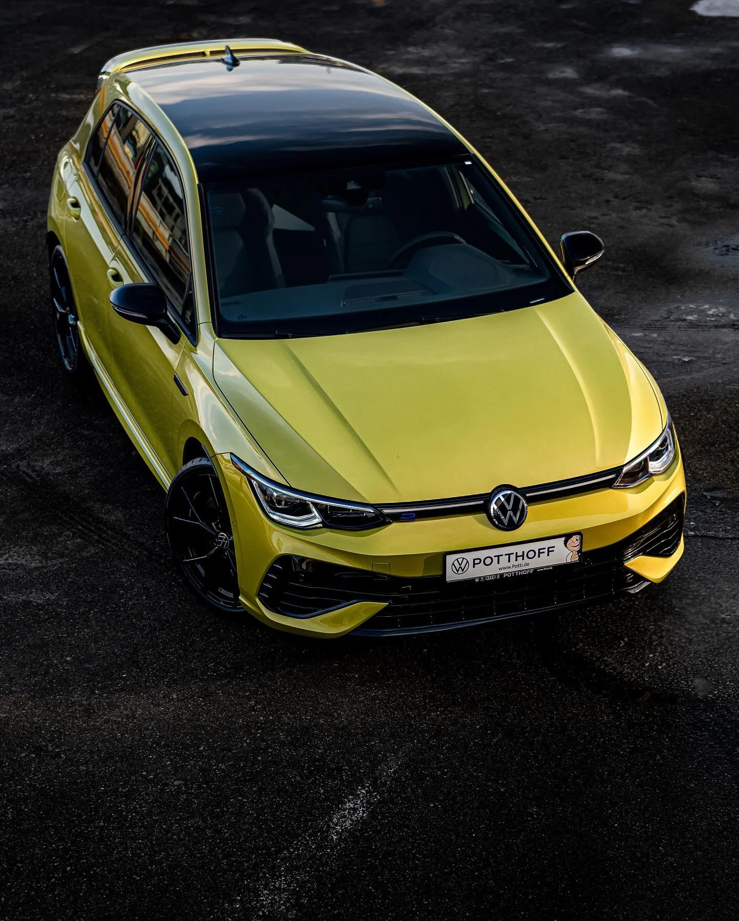 Kraftstoffverbrauch kombiniert l/100 km: 8,2&ndash;7,8; CO2-Emissionen kombiniert in g/km: 185-178
.

Vorhang auf f&uuml;r den Golf R 333 Limited Edition. Das neue, auf 333 Fahrzeuge limitierte Sondermodell basiert auf dem Golf R Performance und ist 