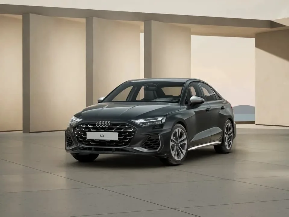 Schwarzer Audi S3 Auto in einem modernen, minimalistischen Raum