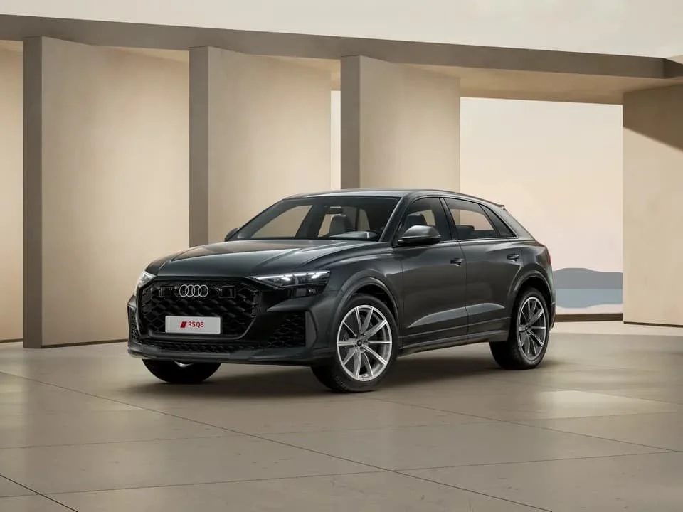 Schwarzer Audi RS Q8 SUV in einem modernen Showroom