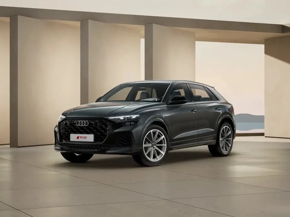 Schwarzer Audi RSQ8 SUV in einem modernen, minimalistischen Raum