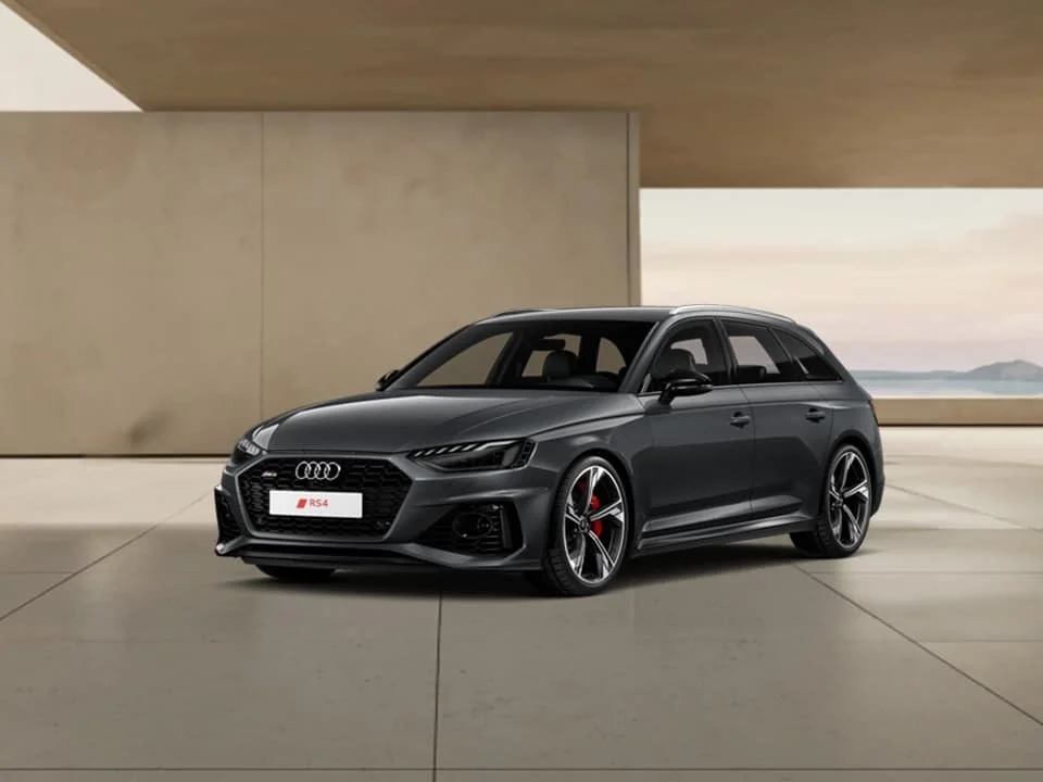 Schwarzer Audi RS4 Avant in einem modernen, minimalistischen Raum mit Holzkonstruktion im Hintergrund.