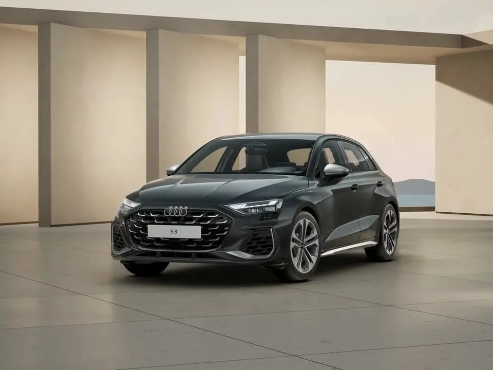 Schwarzer Audi S3 in einem modernen, minimalistischen Showroom