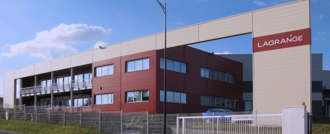 Image de la façade du siège social de Lagrange, fabricant d'électroménager haut de gamme à Vourles