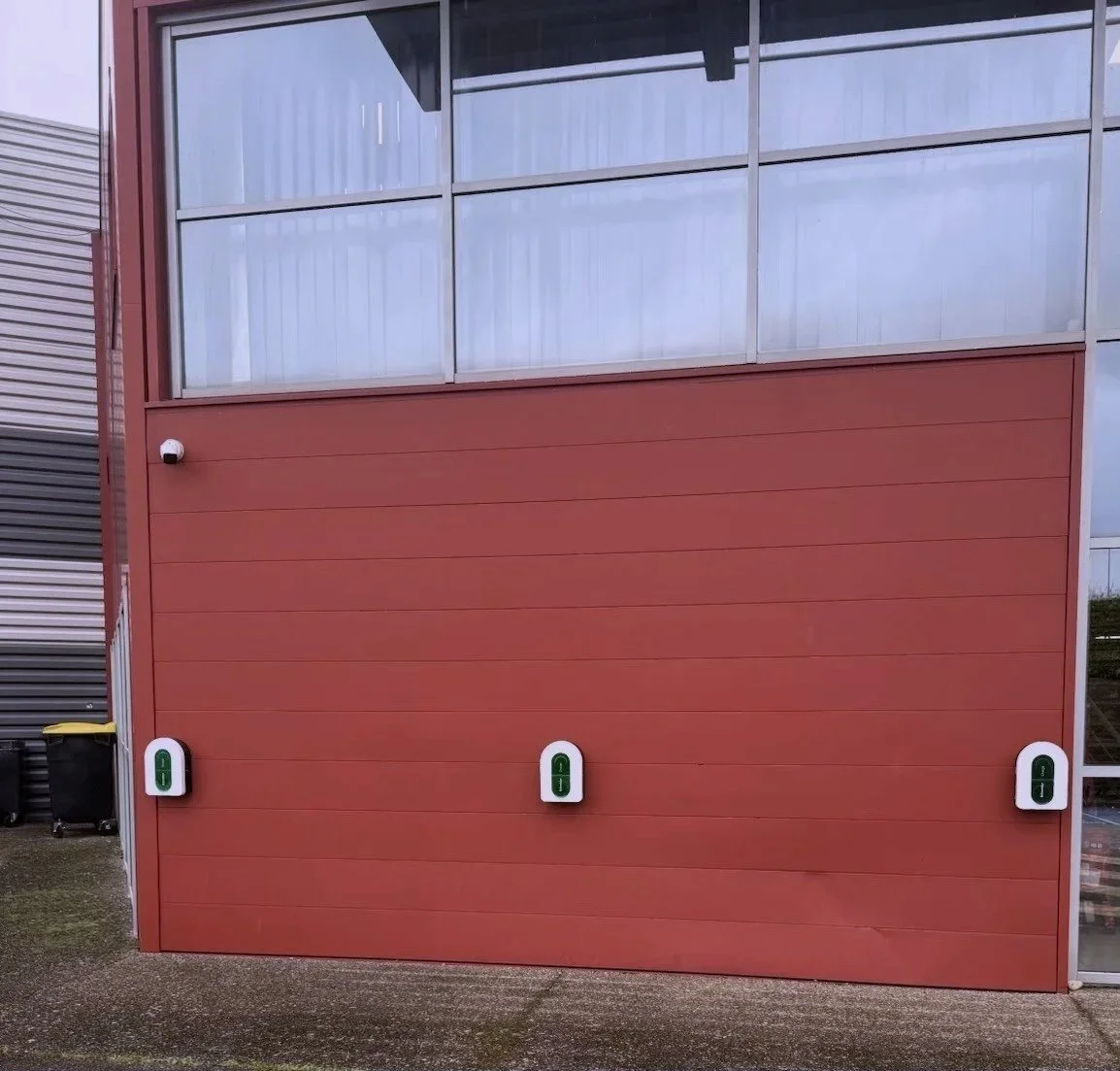 Photo de la façade sur laquelle Vallières Électricité a installé trois bornes de recharge IRVE Schneider Electric 22kw