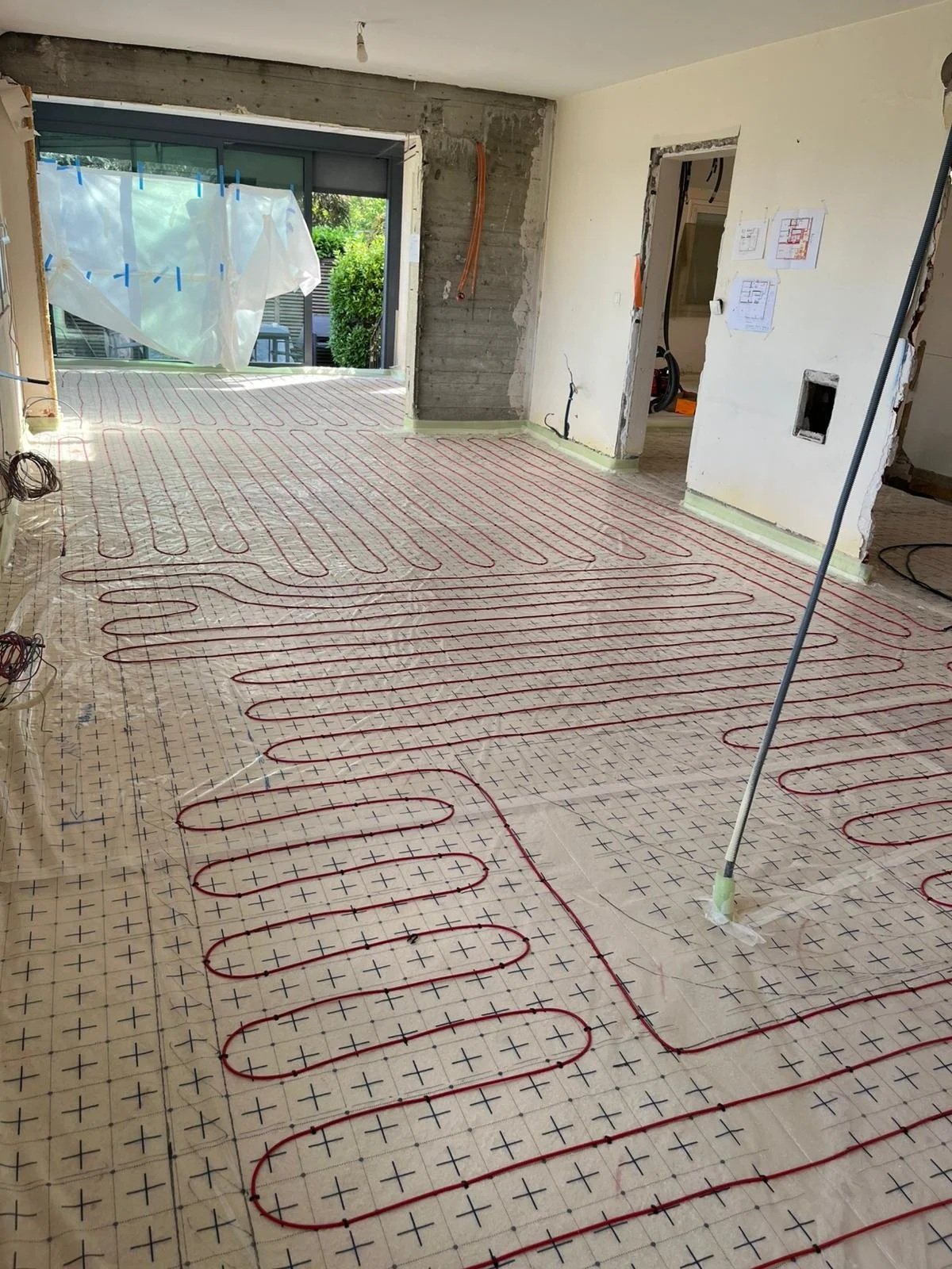 Le confort invisible : Zoom sur la pose d'un plancher chauffant électrique par nos équipes