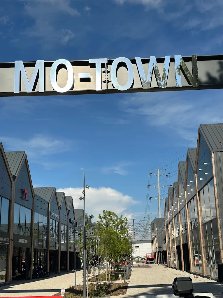 Installation électrique tertiaire : aménagement des concessions du pôle moto Mo-town à Vénissieux