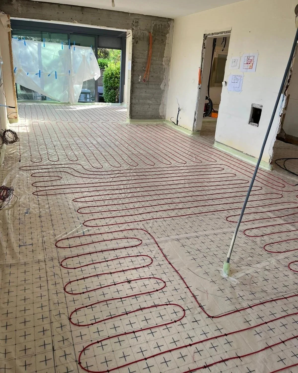 Exécution rigoureuse d'un plan de pose pour plancher chauffant électrique - Vallières Électricité.