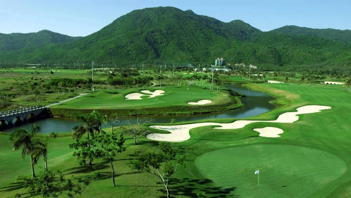 view-yalong-bay-golf-clubs-beautiful-golf-course-situated-in-marvelous-china.jpg