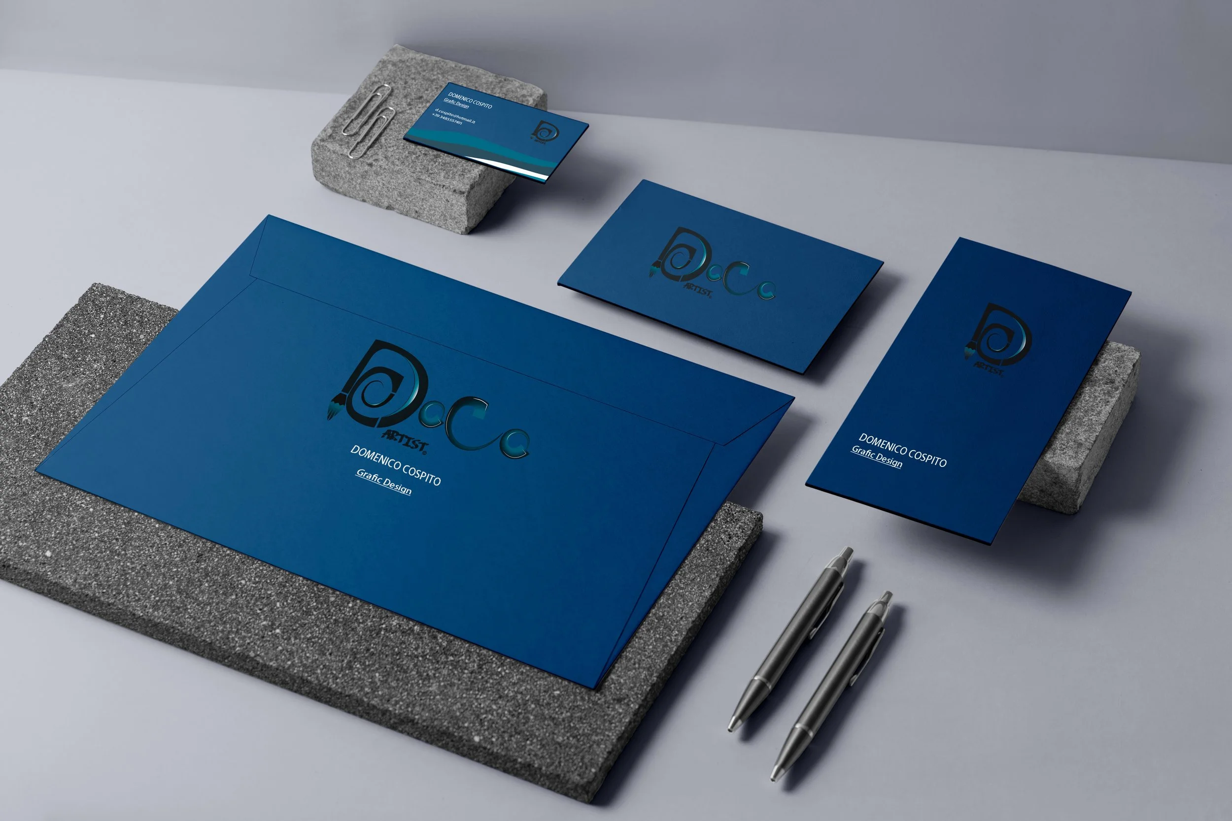 Mockup doco bigliettino, lettere, brochure jpeg.jpg