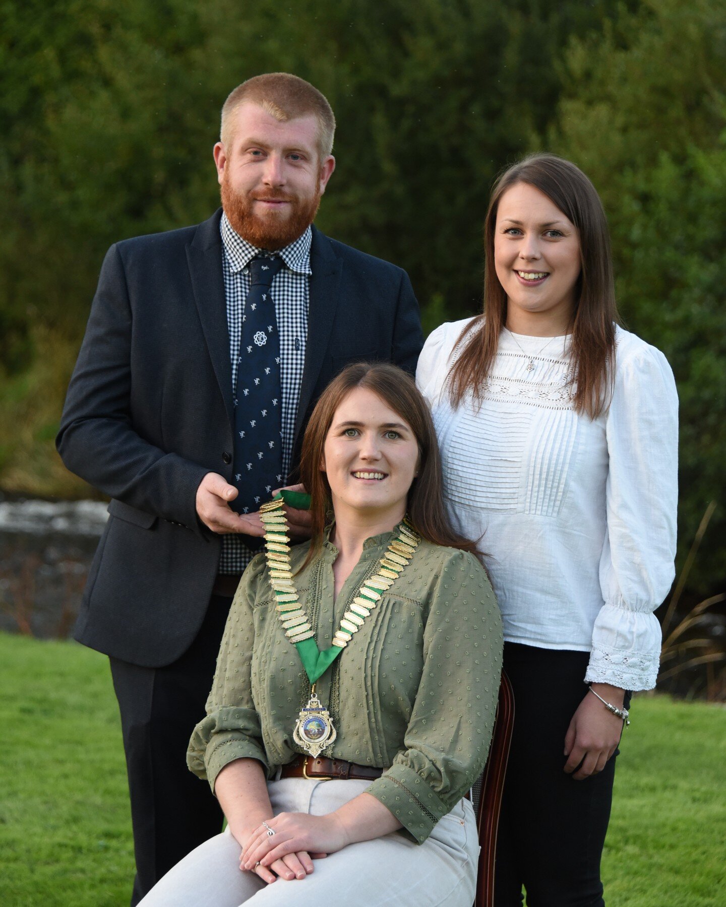 Teamwork makes the dreamwork in Radnor YFC 👏

Throwback to John James our past County Chairman handing over the Chairman's Chain of Office to our 2023-2024 County Chairman Ella Harris with Vice Chairman Sian Davies back in August! 🌞