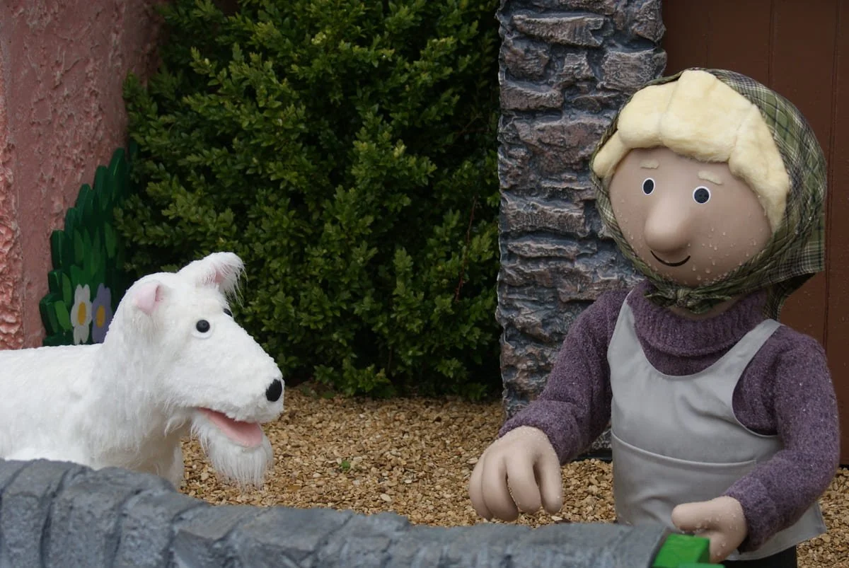 Postman Pat - Village Scenes with dog