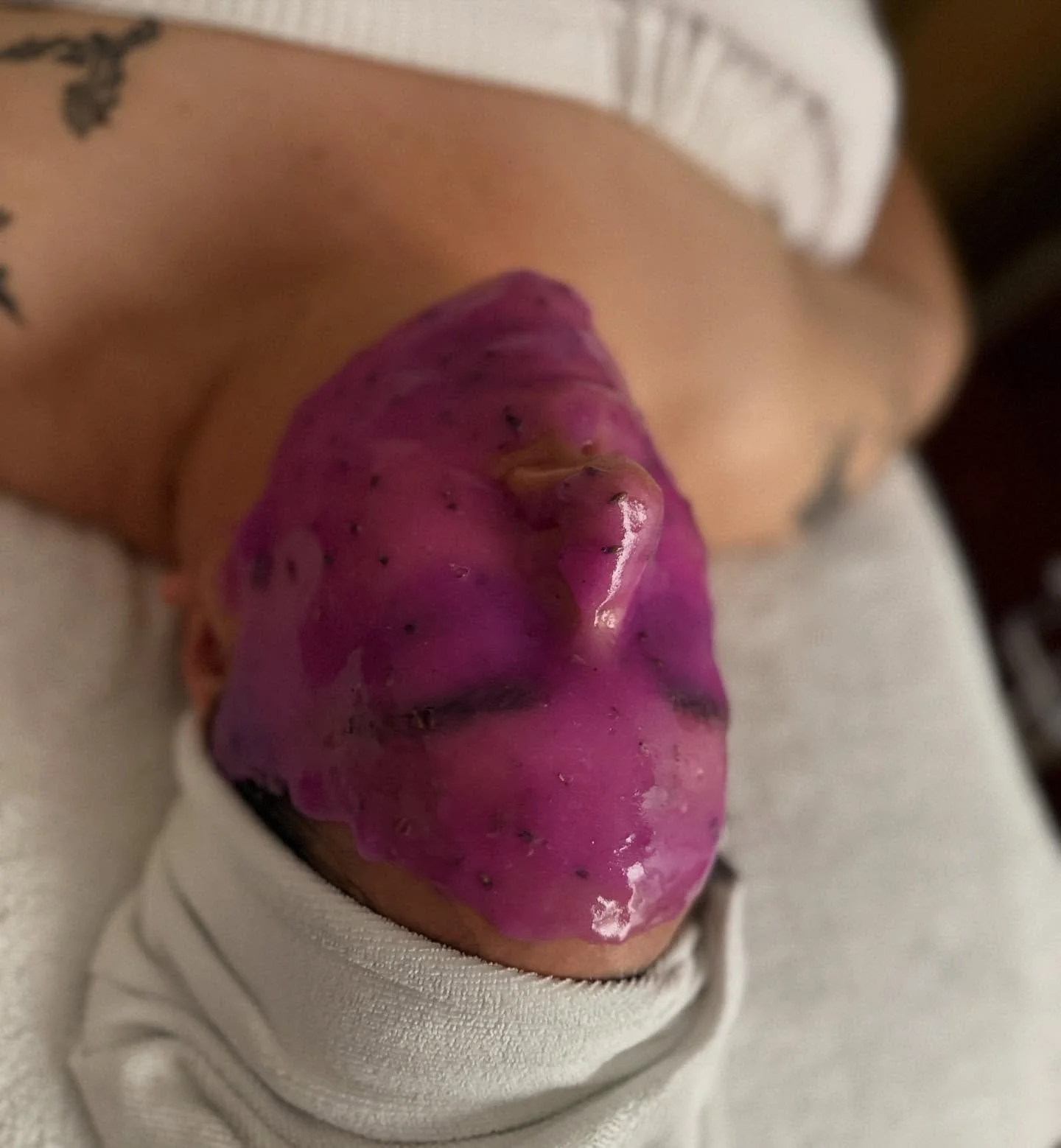 It&rsquo;s 100 degrees outside.. and you could be here&hellip; cooling jelly mask with ice globes rolling over your face . ❄️🧊❄️ booking now 🫶

✨ Welcome to Skin Garden 🪴 a serene, boutique facial studio where modern Korean skincare meets intentio