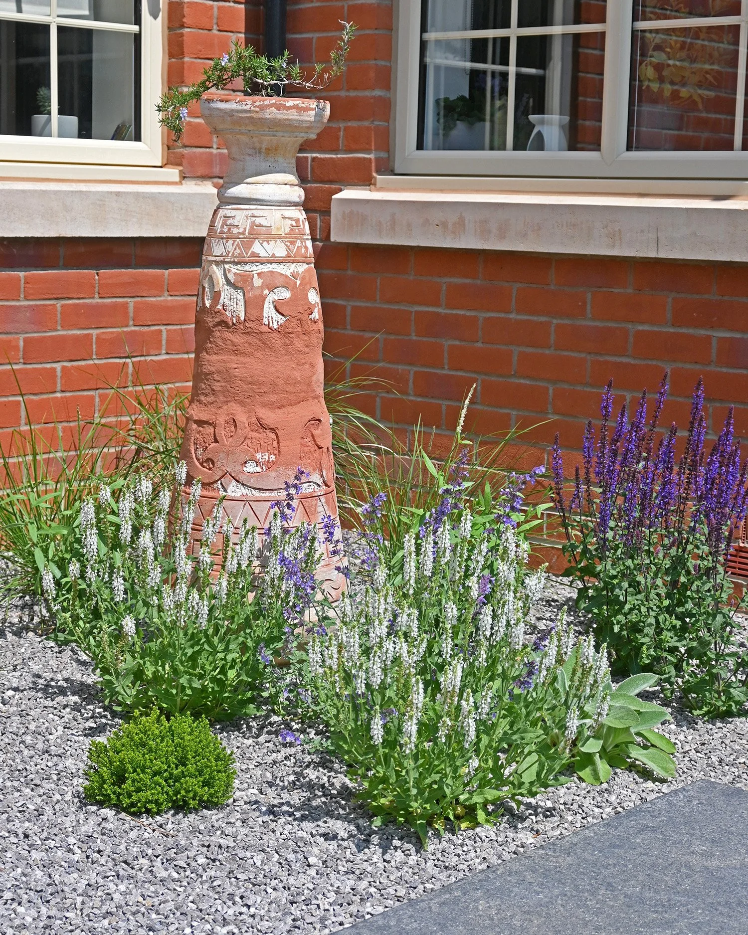 robert-johnson-garden-design-Stamford- gravel-planting-terracotta-urn.jpg