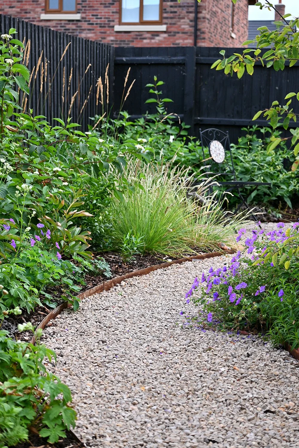 robert-johnson-garden-design-Langtoft-curving-gravel-path.jpg