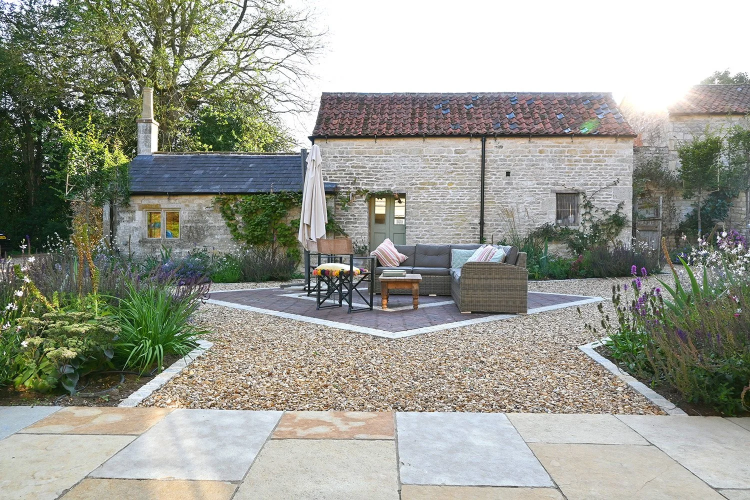 robert-johnson-garden-design -Grantham-gravel-courtyard-limestone-patio.jpg