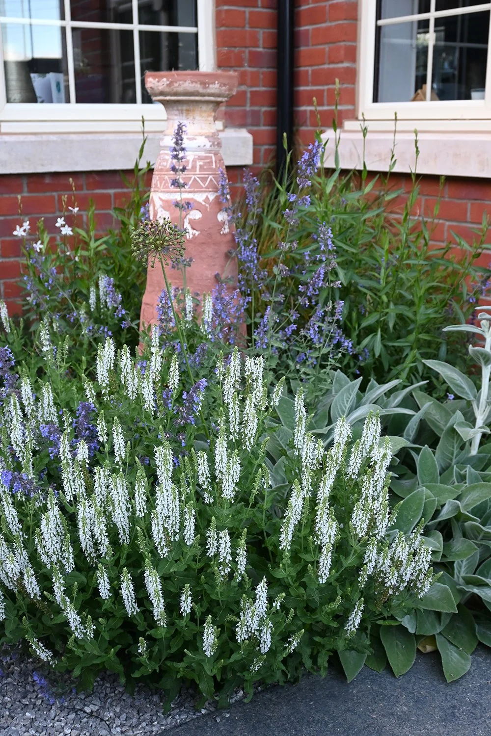 robert-johnson-garden-design-terracotta-ornament-planting.jpg