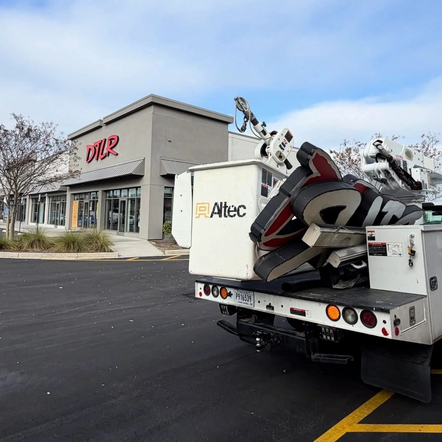 Out with the old, in with the new! 🤝 Our expert team was happy to replace this old sign with a fresh look and brand new LED&rsquo;s that will last for many years!